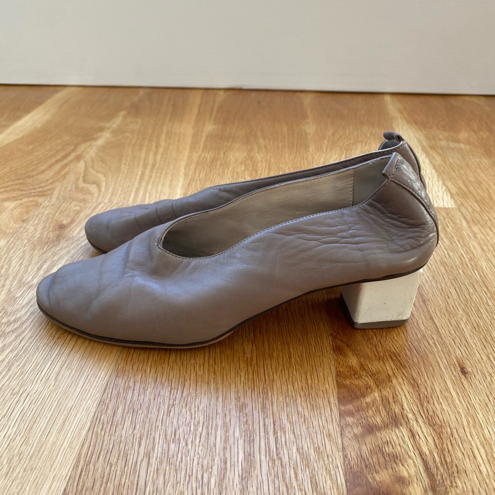 Gray Matters Mildred Classic Pump in Taupe (US 7 / 7.5)